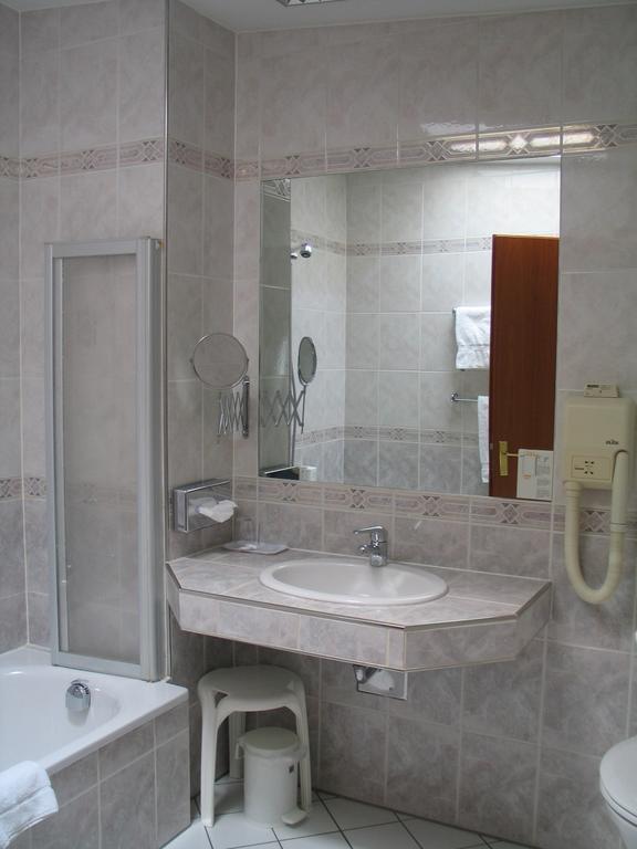 Hotel Roemischer Kaiser Трир Экстерьер фото